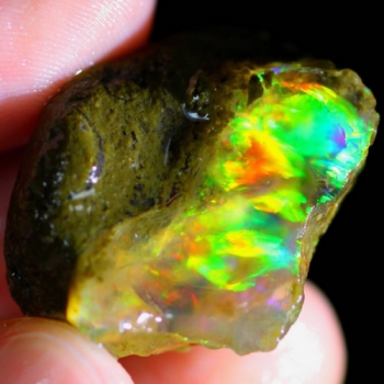 Äthiopischer Rainbow Contraluz Welo Opal roh