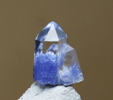Bergkristall mit Dumortierit inklusen