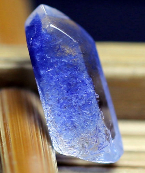 Bergkristall mit Dumortierit inklusen