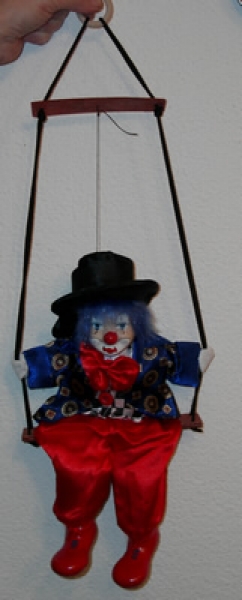 Porzellan Clown auf Schaukel