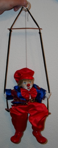 Porzellan Clown auf Schaukel